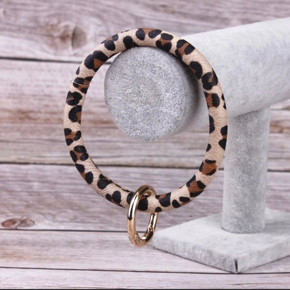 Atelier Sona Accessories - ☀️ Leopard print wrist key ring